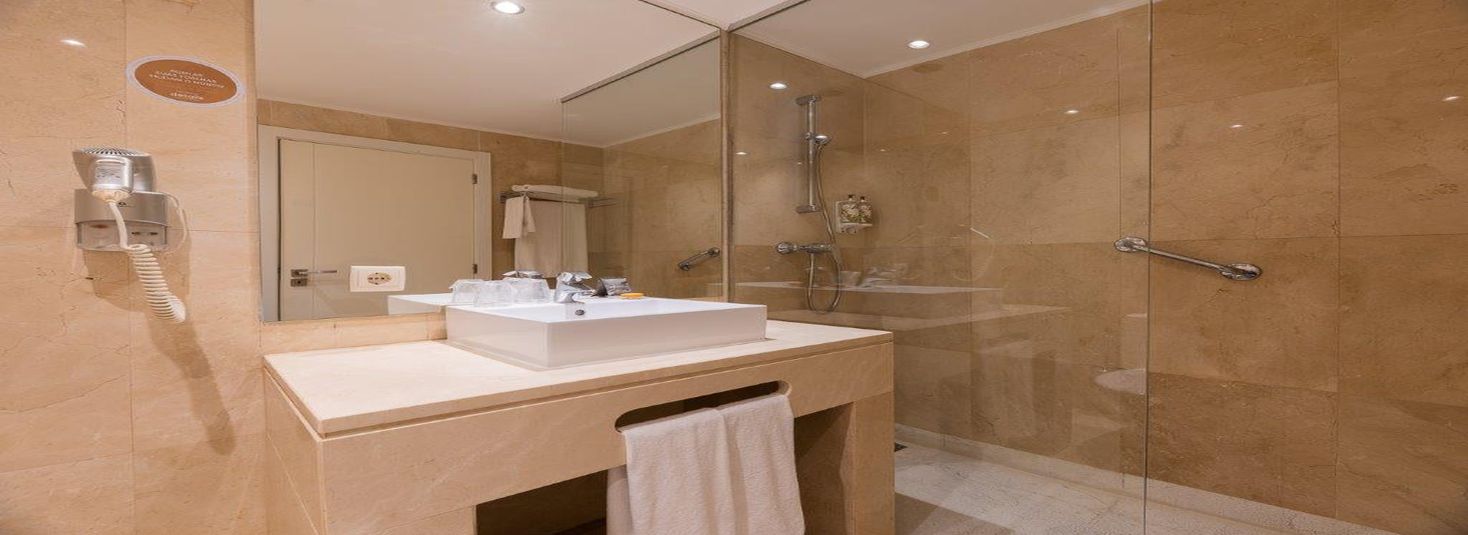 Topazio Vibe Beach Hotel & Apartments